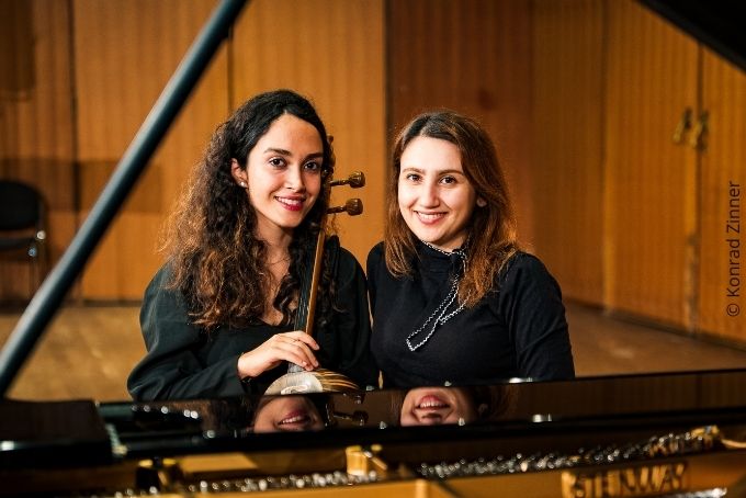 Das Bild zeigt die Musikerinnen Sara Hasti und Arezou Rezaei
