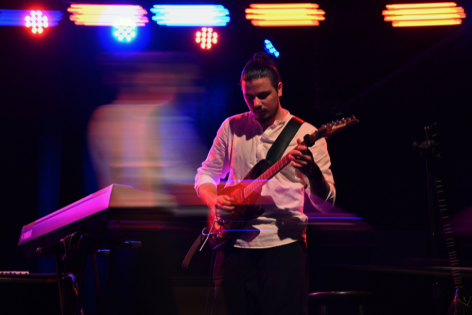 Das Bild zeigt den Musiker Sipan Mannan